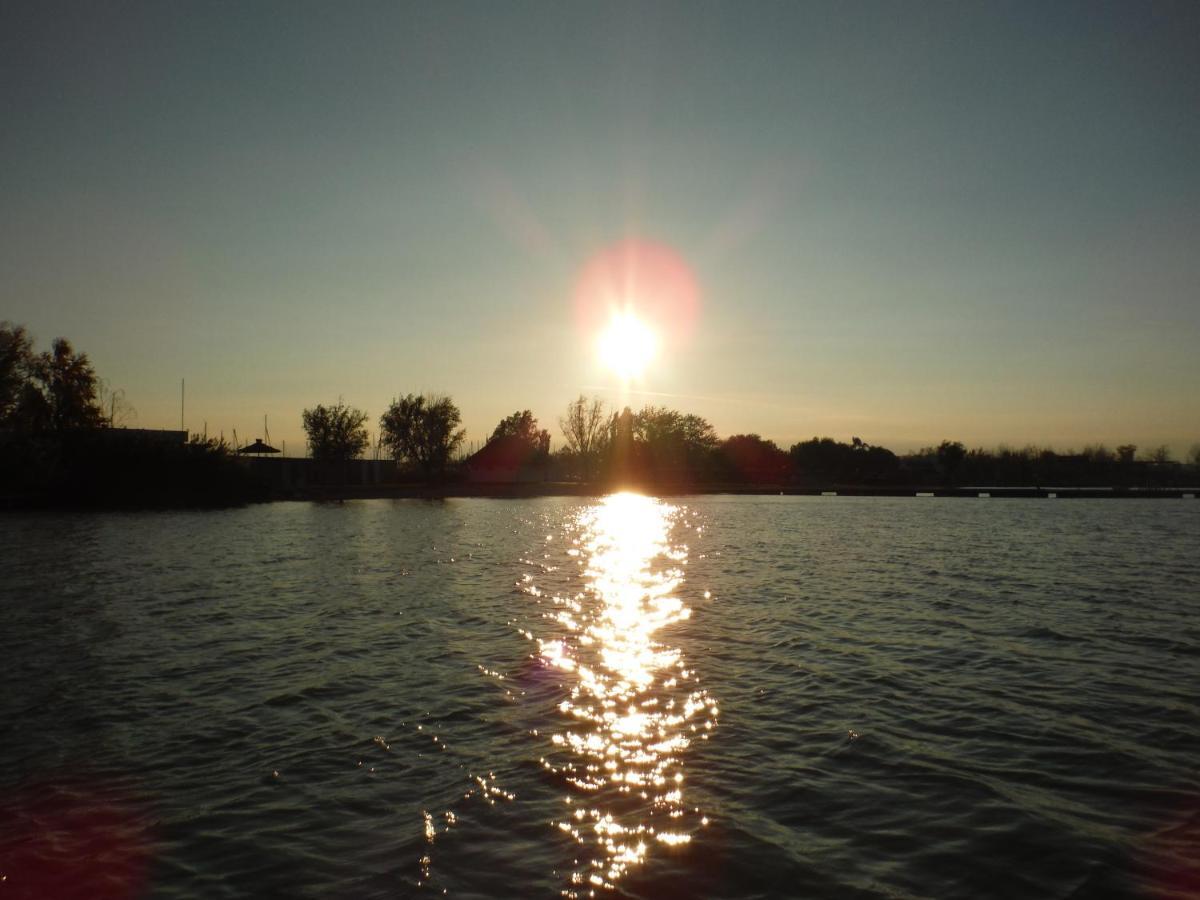 Pfahlbau Sunset I Toplage Elektroboot Inklusive Rust Luaran gambar