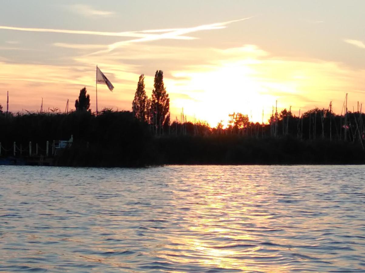 Pfahlbau Sunset I Toplage Elektroboot Inklusive Rust Luaran gambar