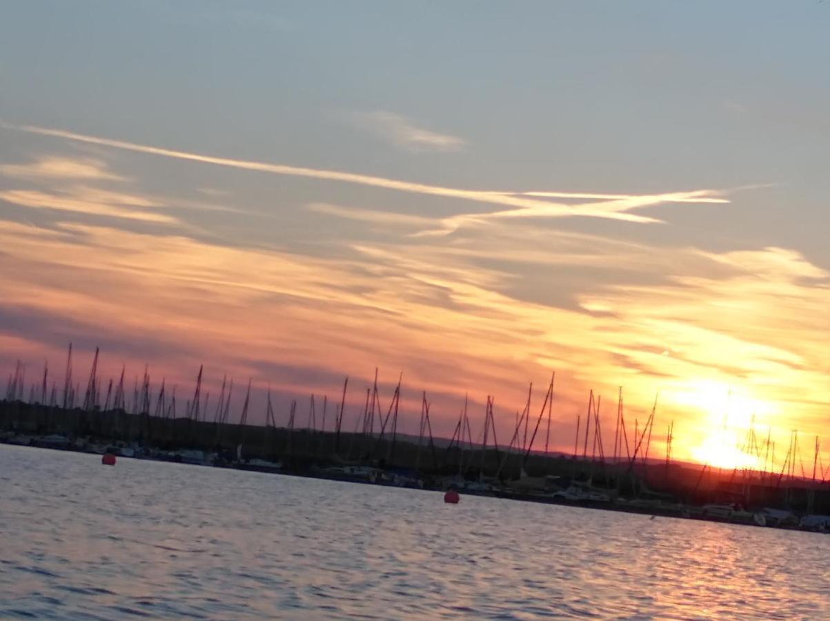 Pfahlbau Sunset I Toplage Elektroboot Inklusive Rust Luaran gambar